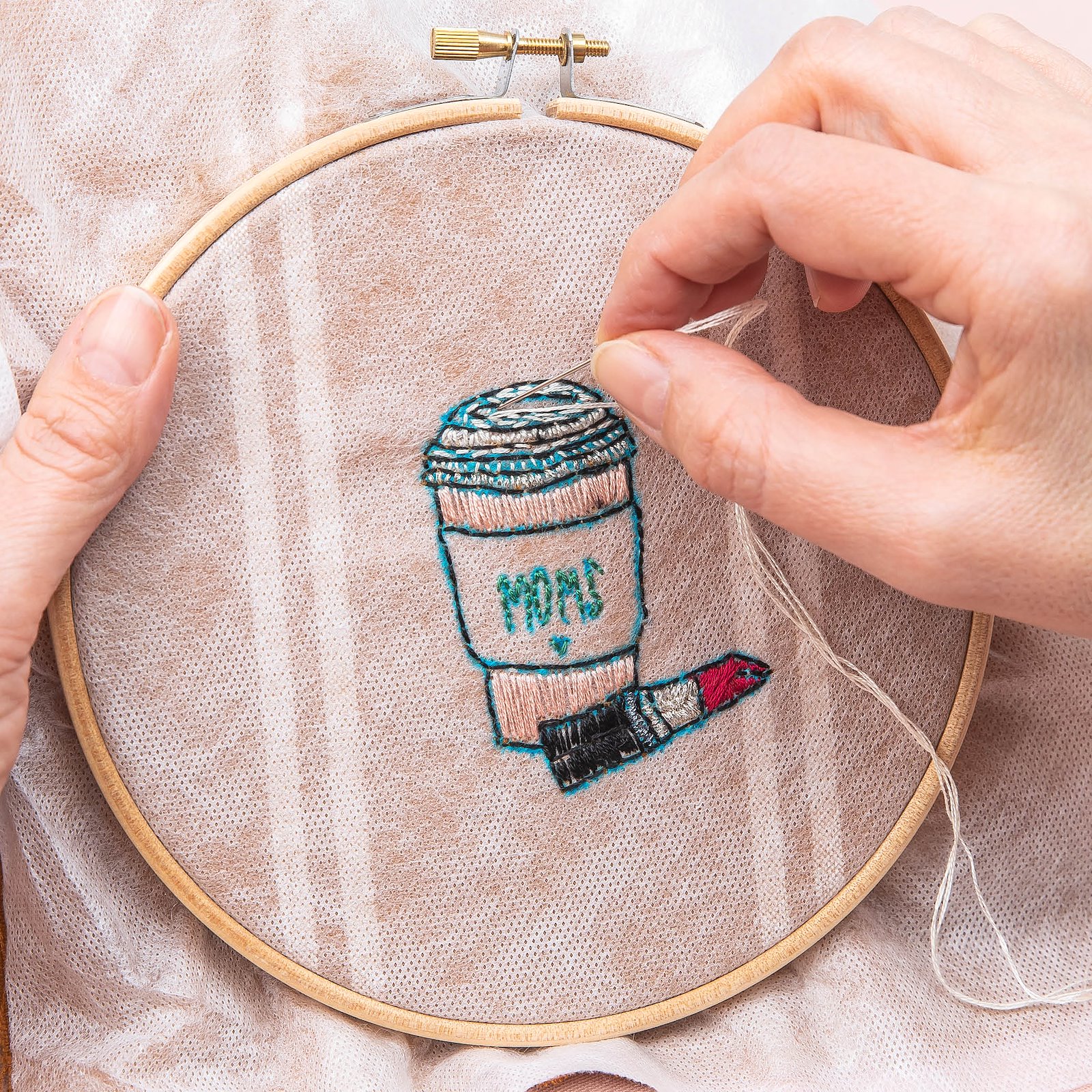 Broderi på kosmetikpung DIY1025_coffeelipstick_embroidery-steps5.jpg