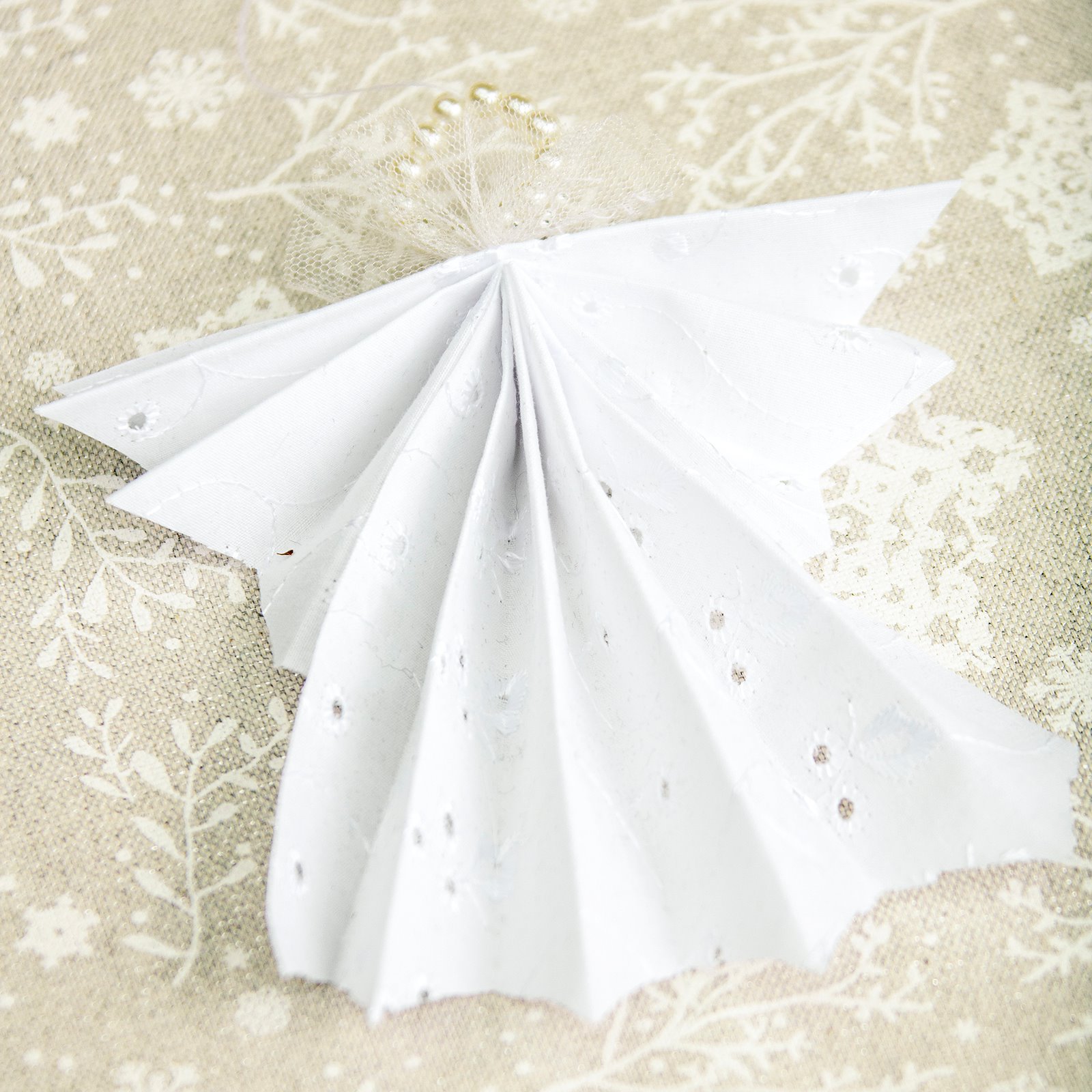 Broderie anglaise white w leaves 550000_43451_29915_sskit