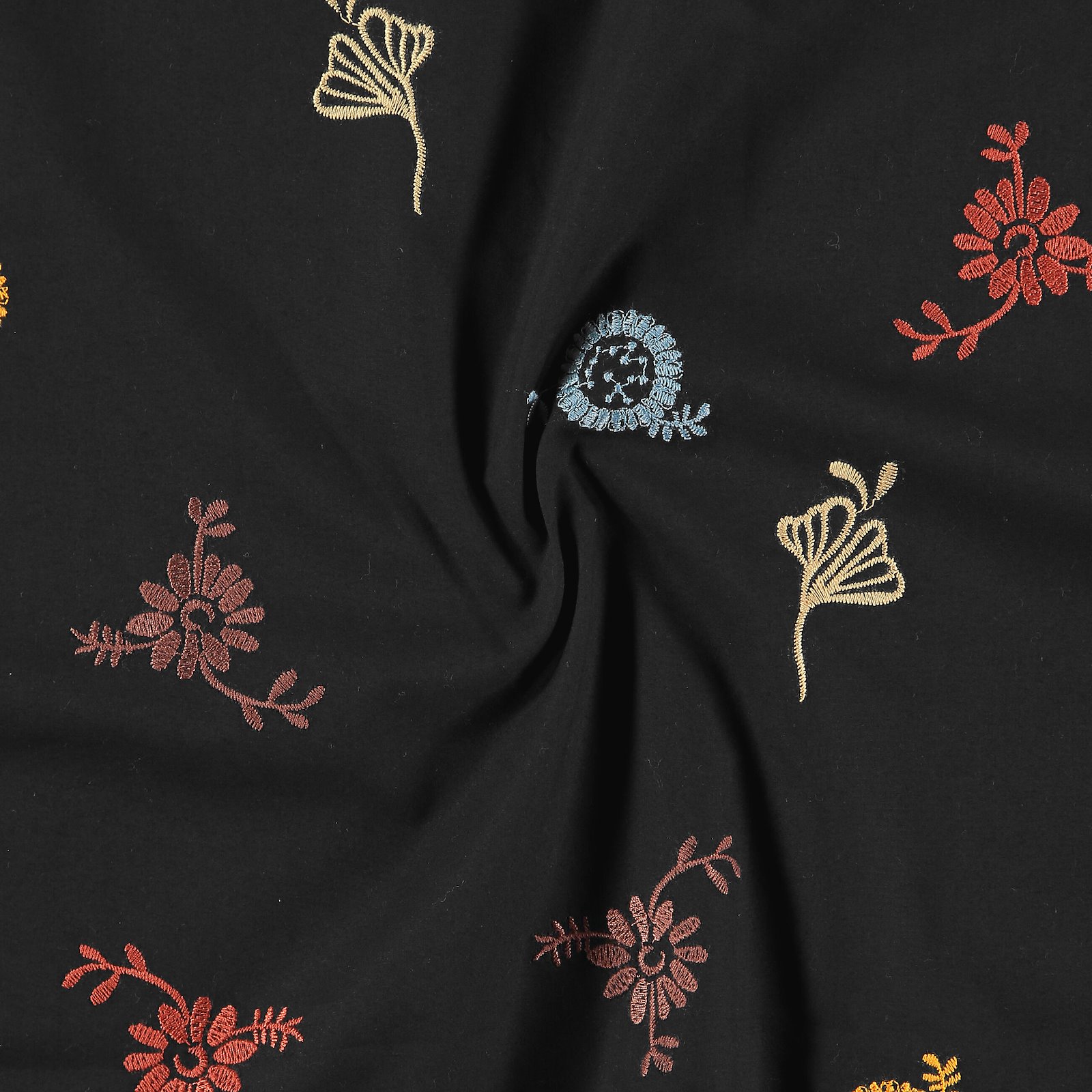 Cotton poplin black w flower embroidery 540131_pack