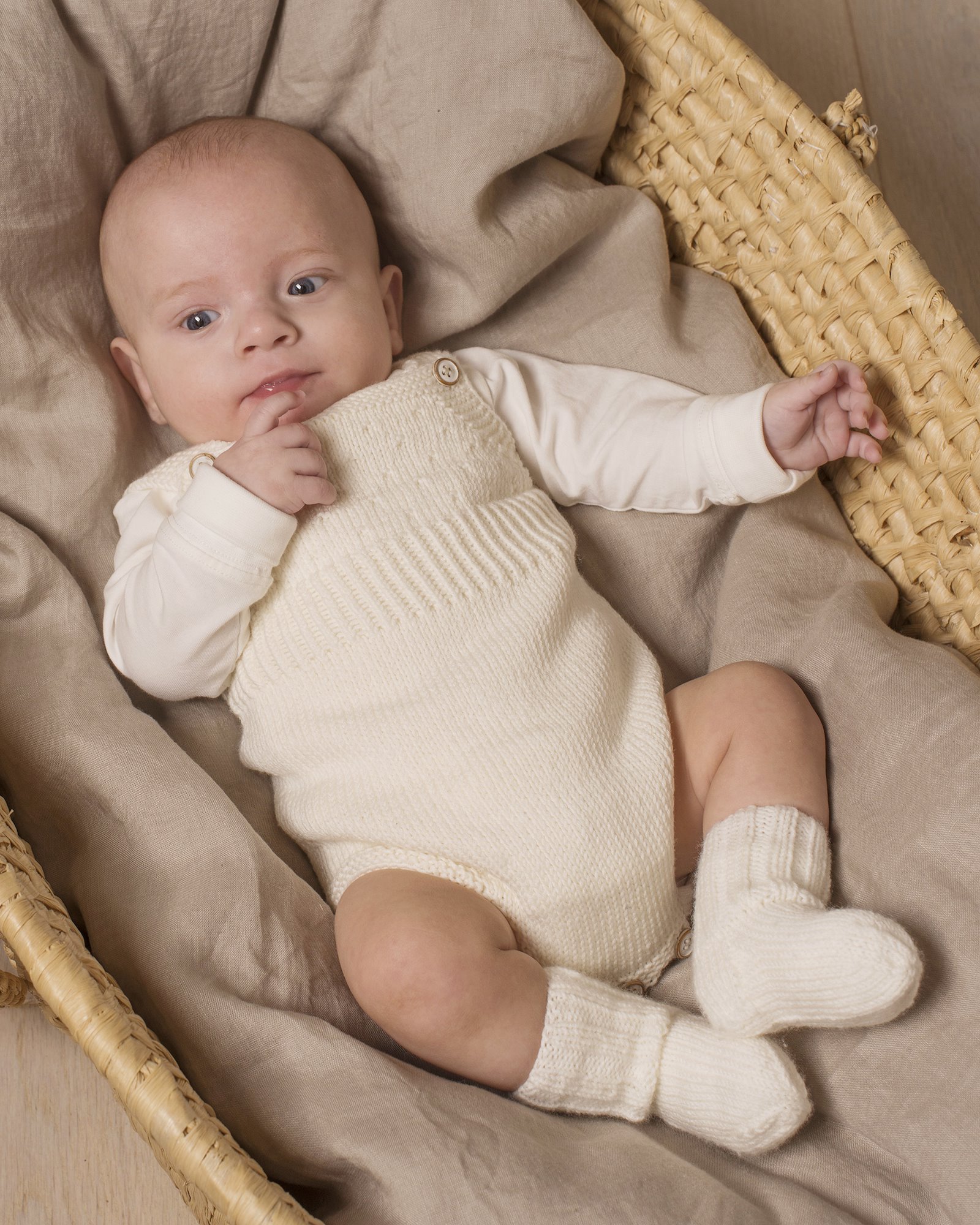 Dale garn, strikkeoppskrift – Majke romper & sokker, baby DALE6002_Majke_Jumpsuit_Socks.jpg