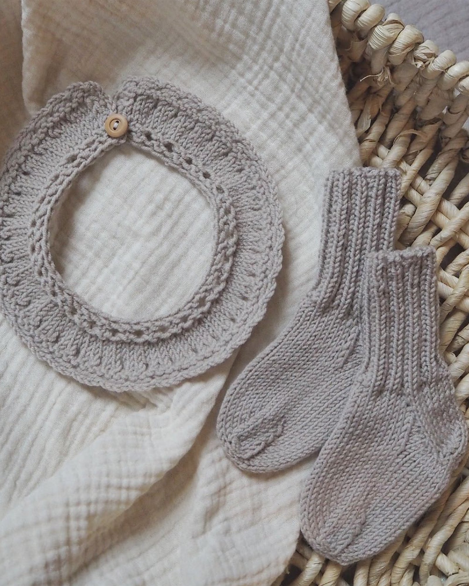 Dale yarn, knitting pattern – RUSLE BABY SOCKS & COLLAR DALE3025_Rusle_Baby_Socks_Collar.jpg