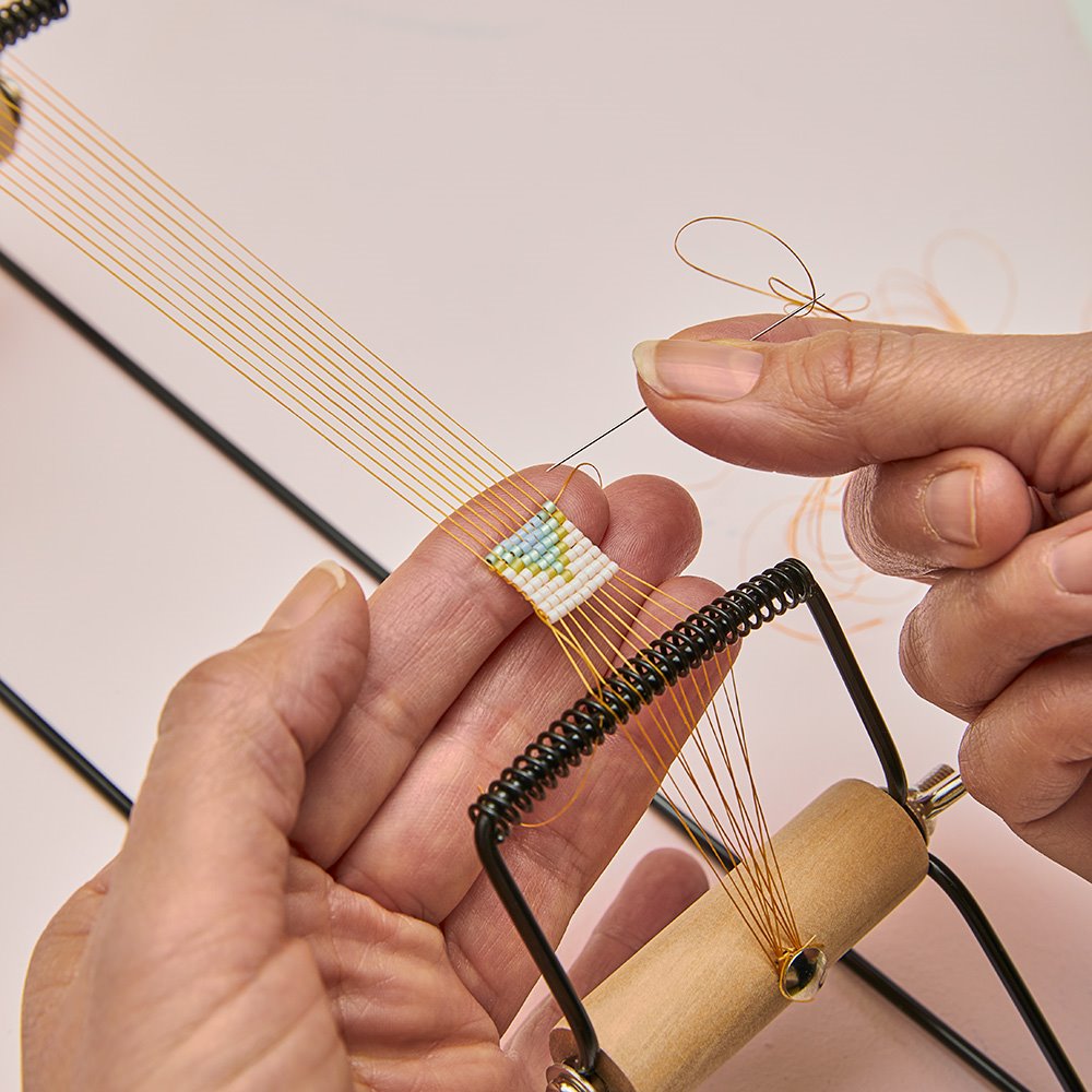 DIY: Bracelet on bead loom DIY6037_step02.jpg
