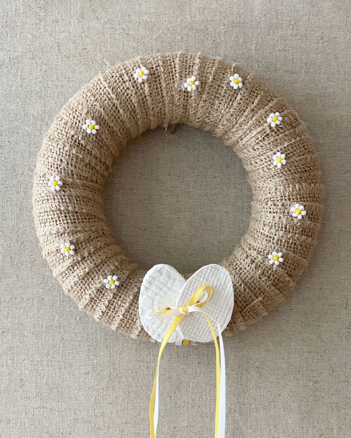 DIY: Jute-wrapped Easter wreath with marguerites DIY4309_Image.jpg