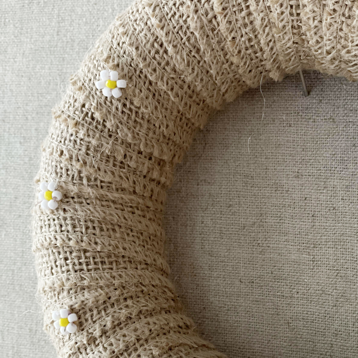 DIY this DIY: Jute-wrapped Easter wreath with marguerites project
