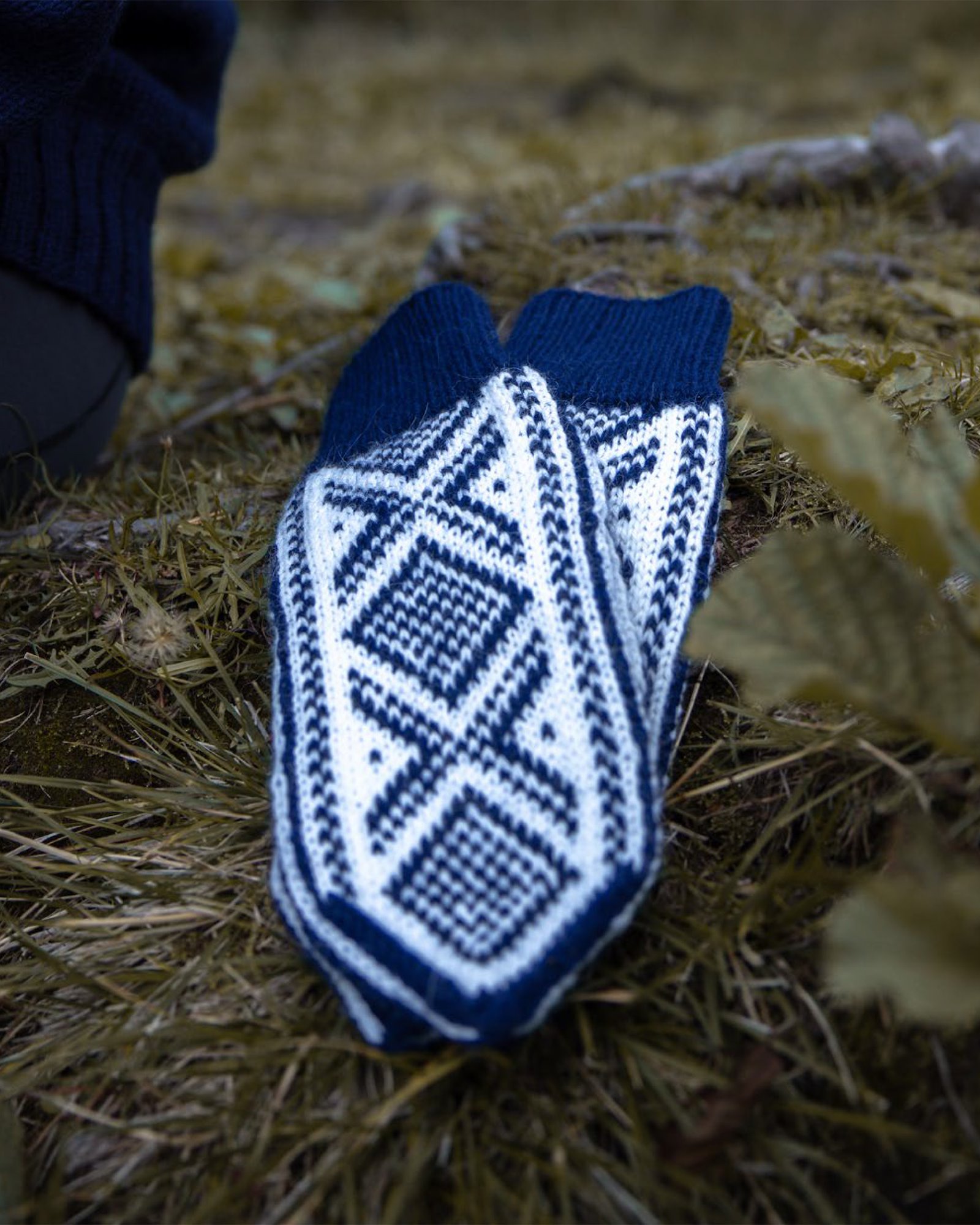 Du Store Alpakka, knitting pattern – Cortina Mittens DALE3011_Cortina_Mittens.jpg