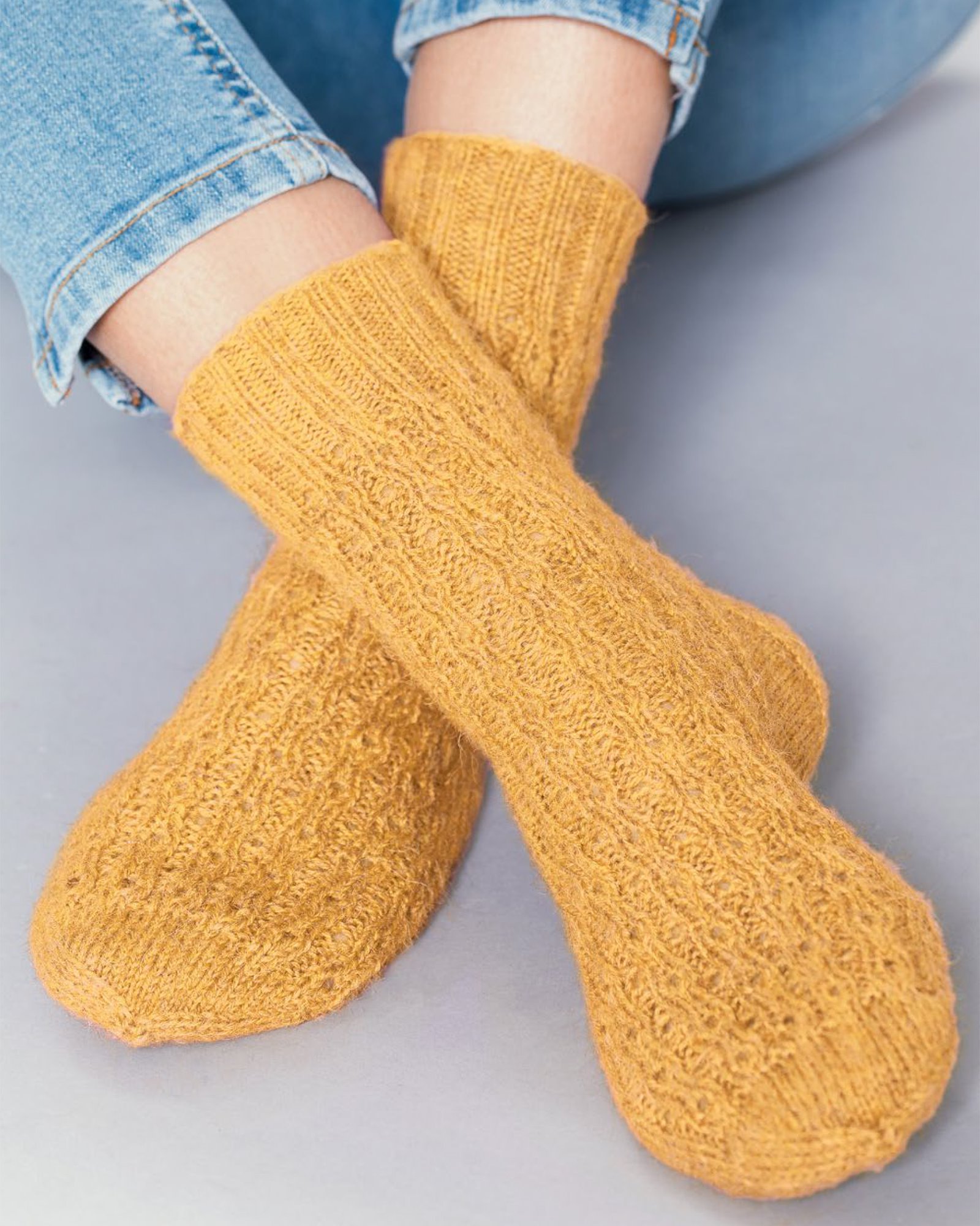Du Store Alpakka, strikkeoppskrift – Leanna Lace sokker DALE3010_Leanna_Socks.jpg