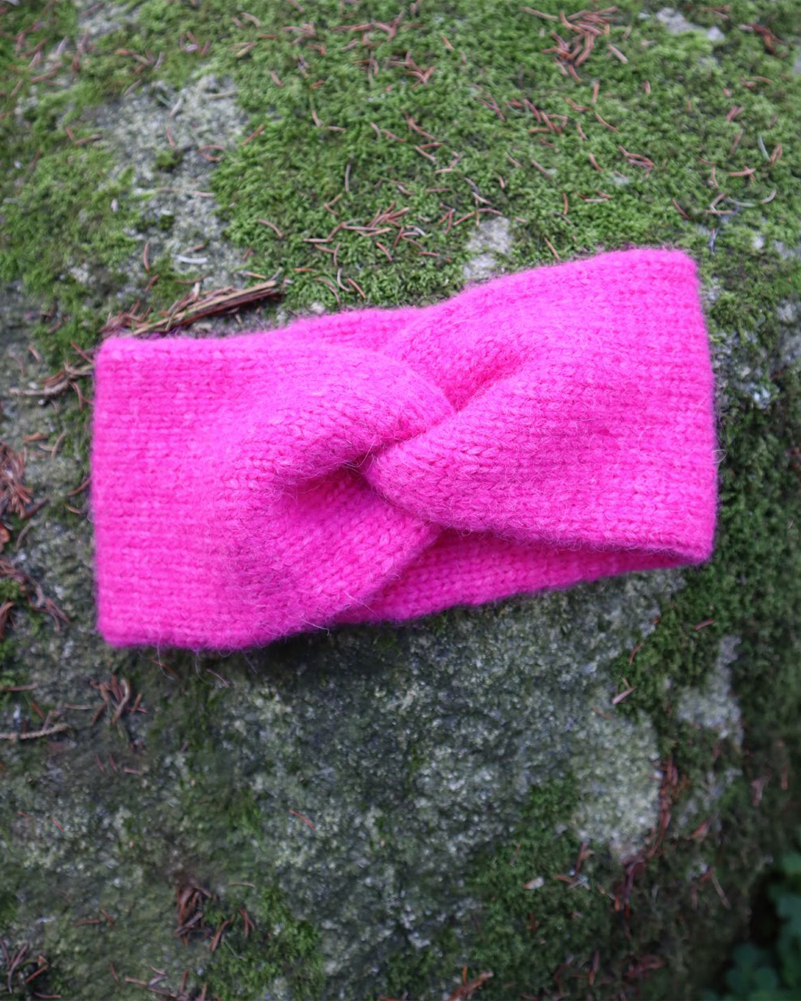 Du Store Alpakka, strikkeoppskrift – Rosa sløyfe pannebånd DALE3014_Rose_Bow_Headband.jpg