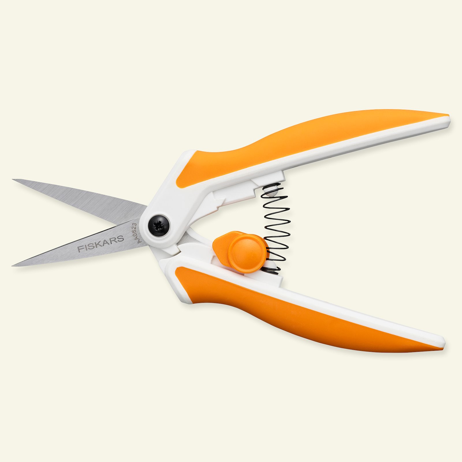 Fiskars EasyAction sewing scissor 15cm 42054_pack_b