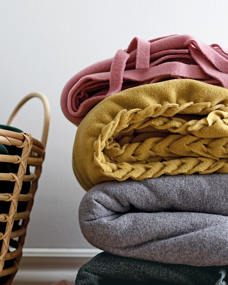 Fleece blanket with braided edges DIY3031_fleece_blanket_braided-edge.jpg