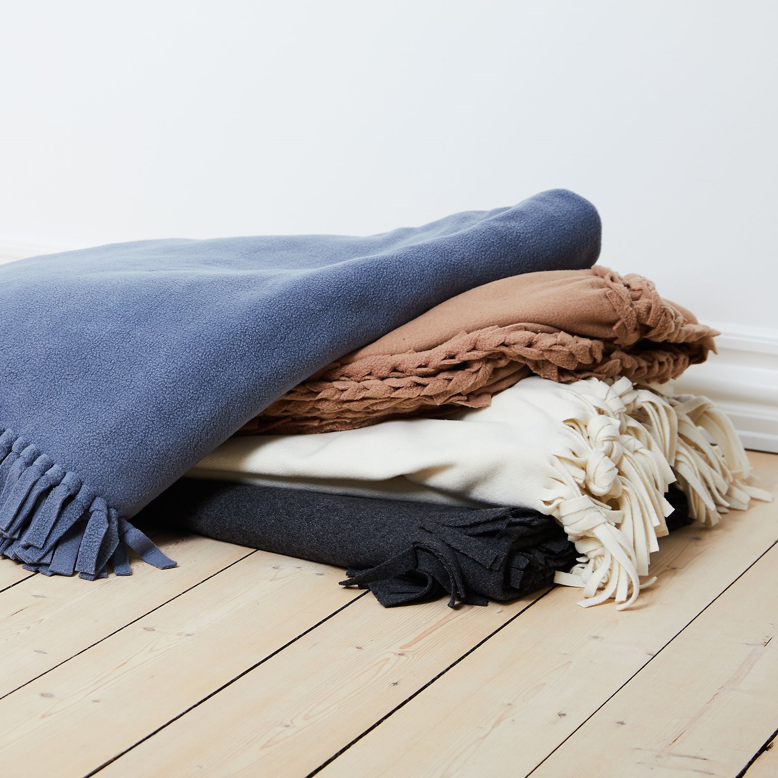 Fleece blanket with braided edges Energy_Saving_Blankets_kvadrat.jpg