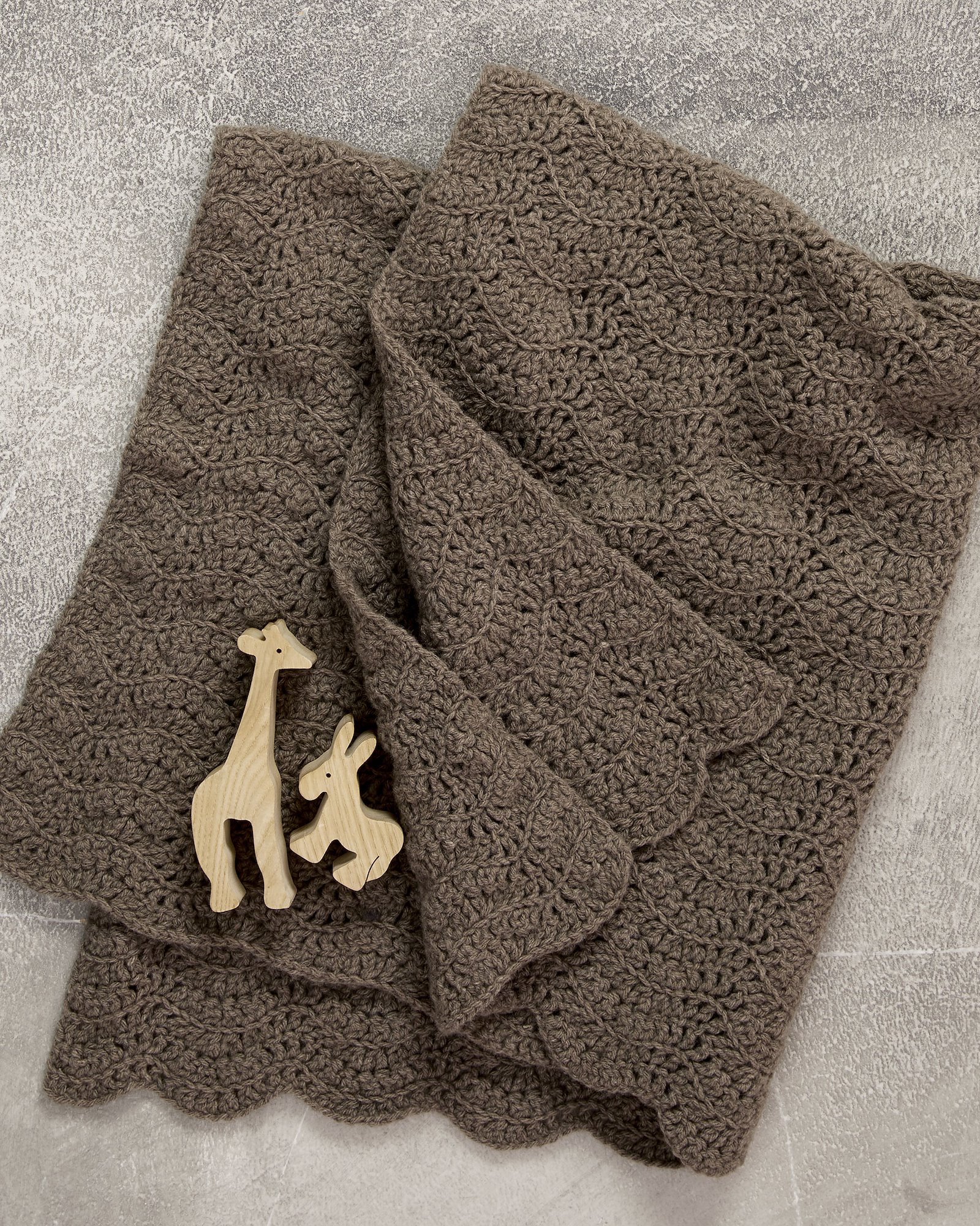 FRAYA hækleopskrift - Snuggle up blanket, boligdekoration - caring version FRAYA9032_image_inriver.jpg