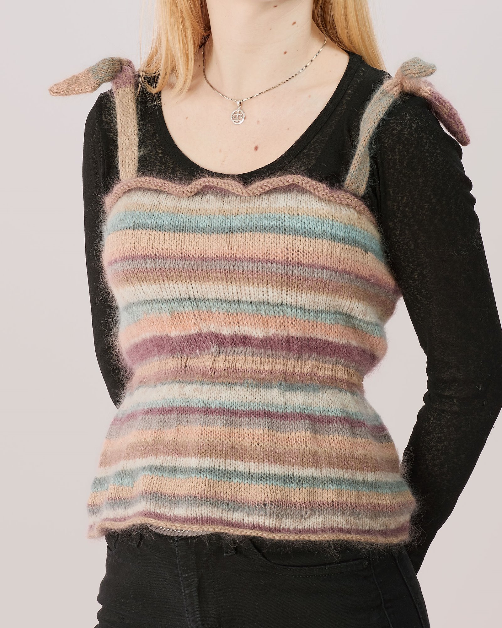 FRAYA knitting pattern - Blossom Top, women FRAYA2044_image_inriver.jpg