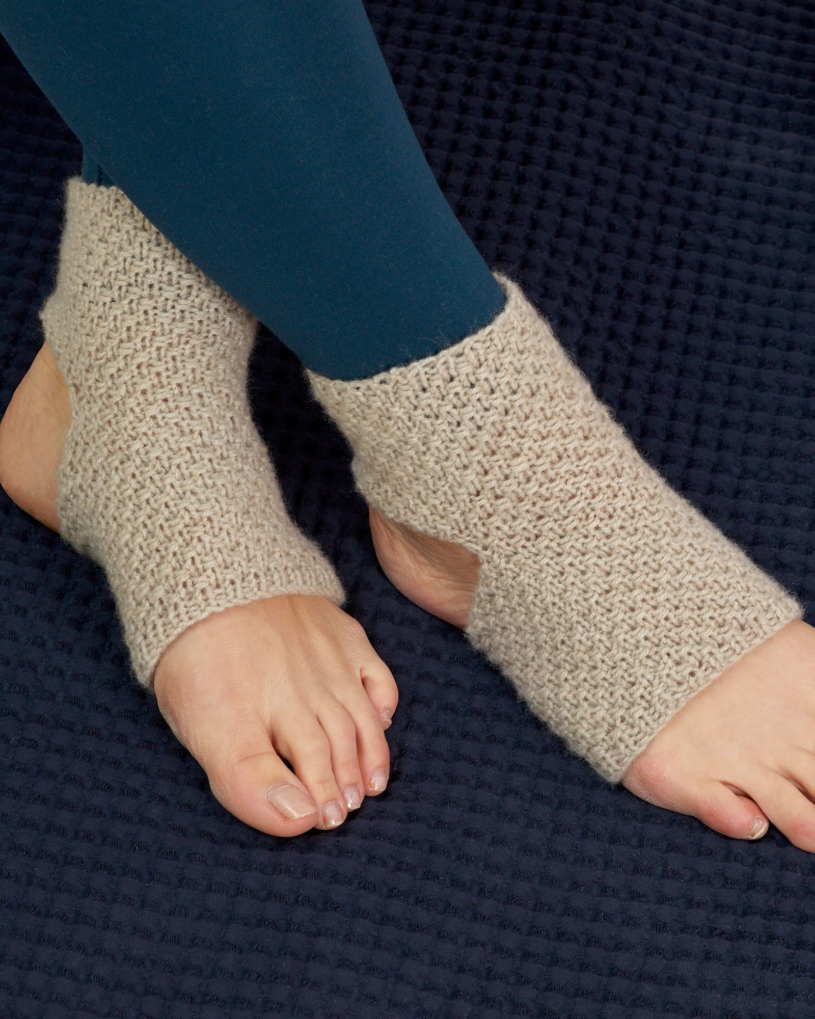 FRAYA knitting pattern - Slow Yoga Warmers, accessories FRAYA3039_image.jpg