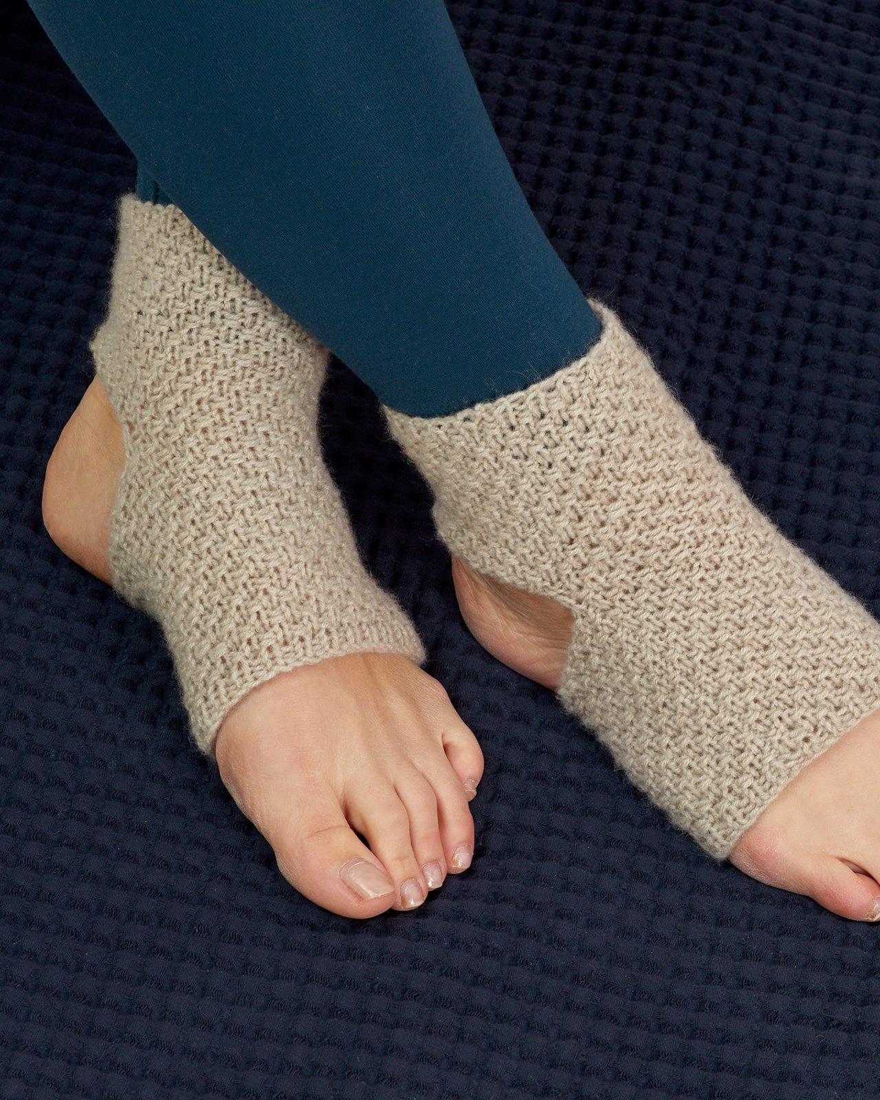 FRAYA knitting pattern - Slow Yoga Warmers, accessories FRAYA3039_image.jpg
