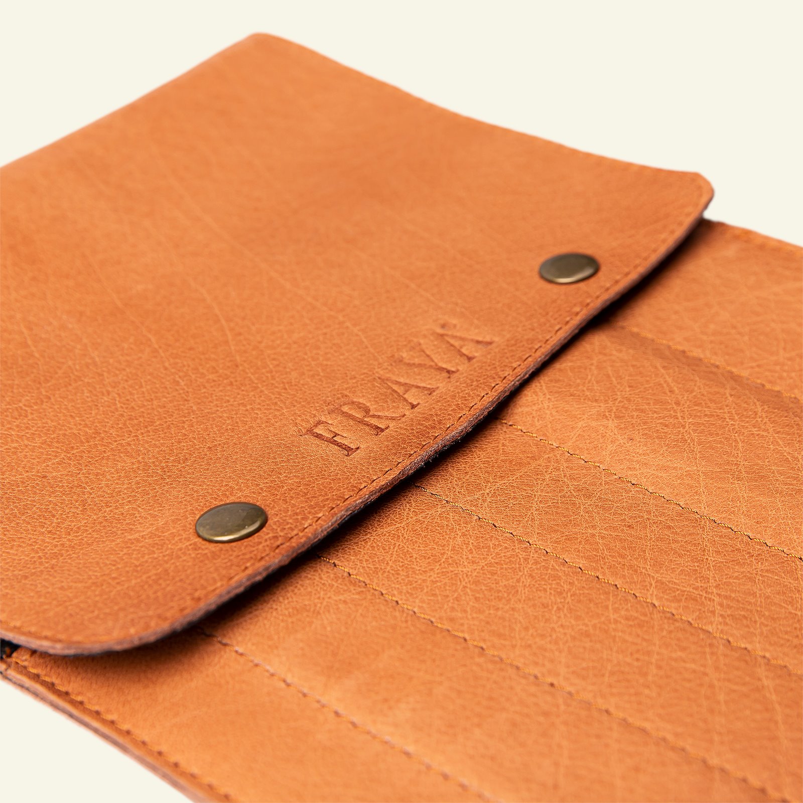 FRAYA leather sleeve, 24x18cm, brown 96802_pack_b