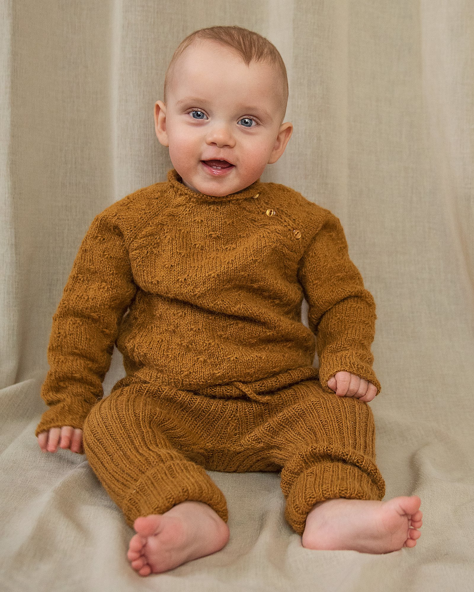 FRAYA Strickanleitung - Soft Cuddles Baby Sweater, Kind & Baby - Woolly Version FRAYA6032.jpg