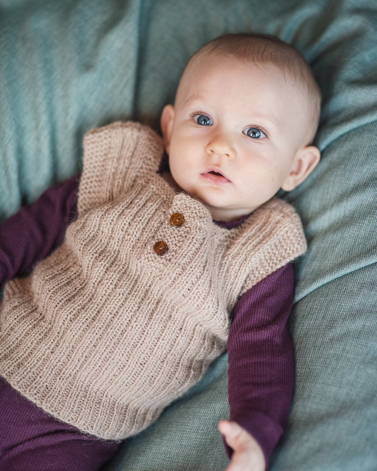 FRAYA strikkeoppskrift - Chilled Weekend Vest, barn & baby - Woolly Version FRAYA6033.jpg