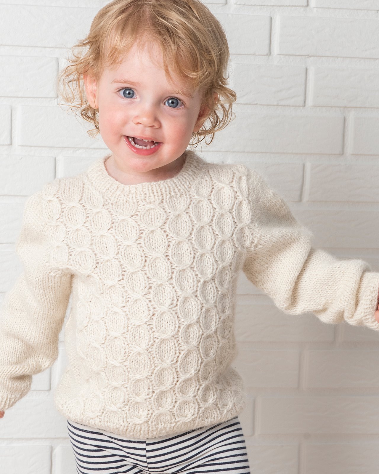 FRAYA strikkeoppskrift - Twirl Sweater, barn & baby FRAYA6042_image.jpg