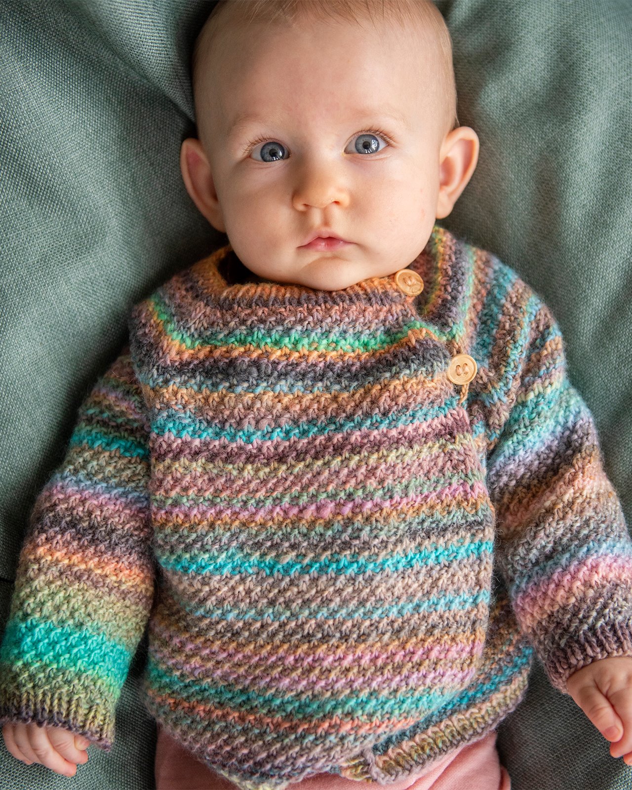 FRAYA strikkeoppskrift - Wool You Love Me Cardigan, barn & baby - Playful Version FRAYA6038.jpg