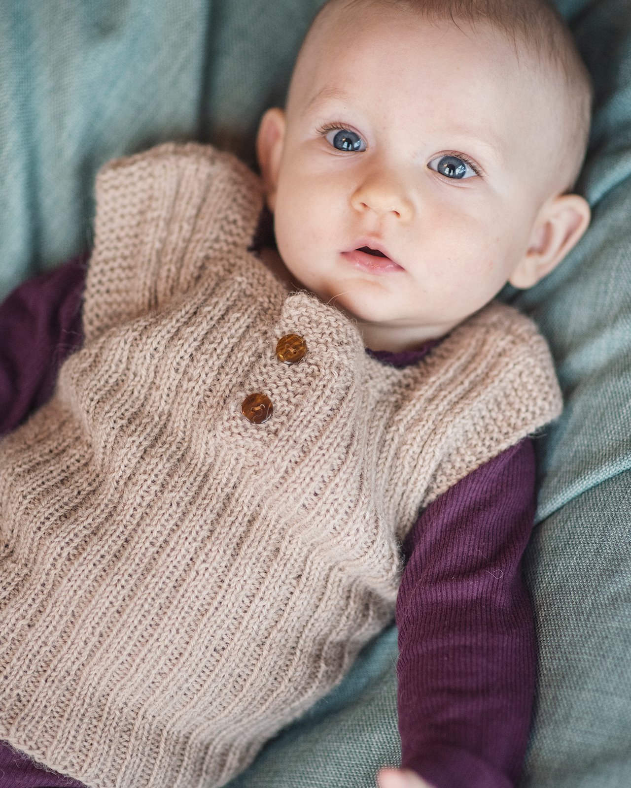 FRAYA strikkeopskrift - Chilled Weekend Vest, børn & baby - Woolly Version FRAYA6033.jpg