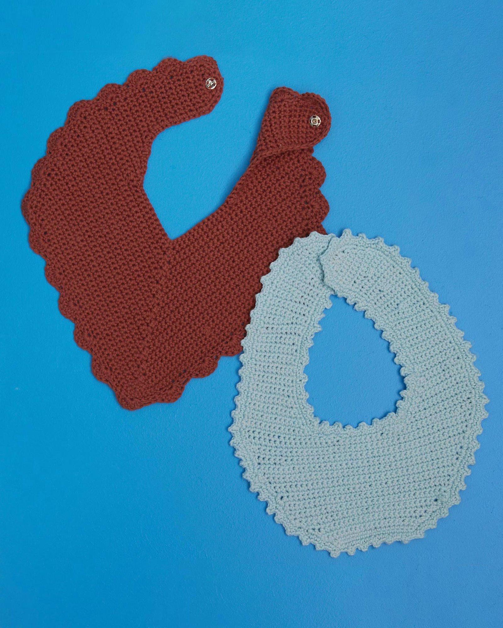 FRAYA virkbeskrivning - Spil the Beans Crochet Bib, barn & baby FRAYA6022_image.jpg