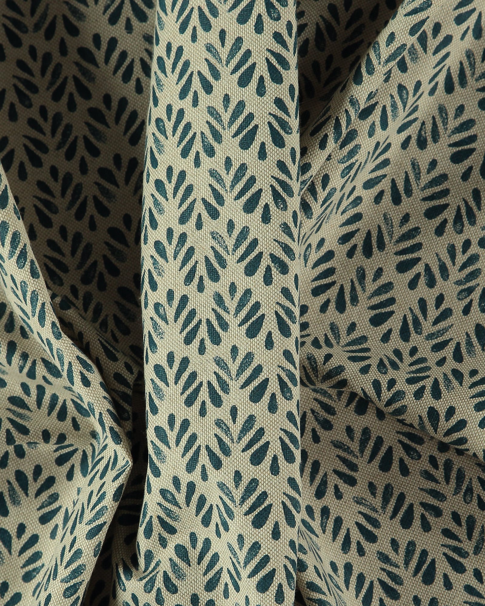 Linen look with petrol leaf print 760296_pack
