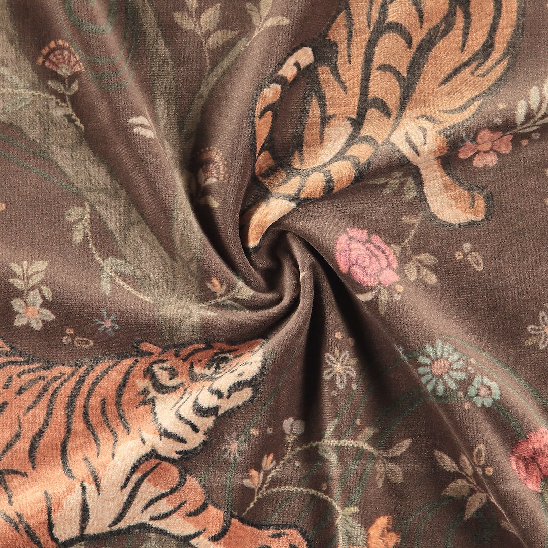 Se Møbelvelour brun med tiger hos Selfmade