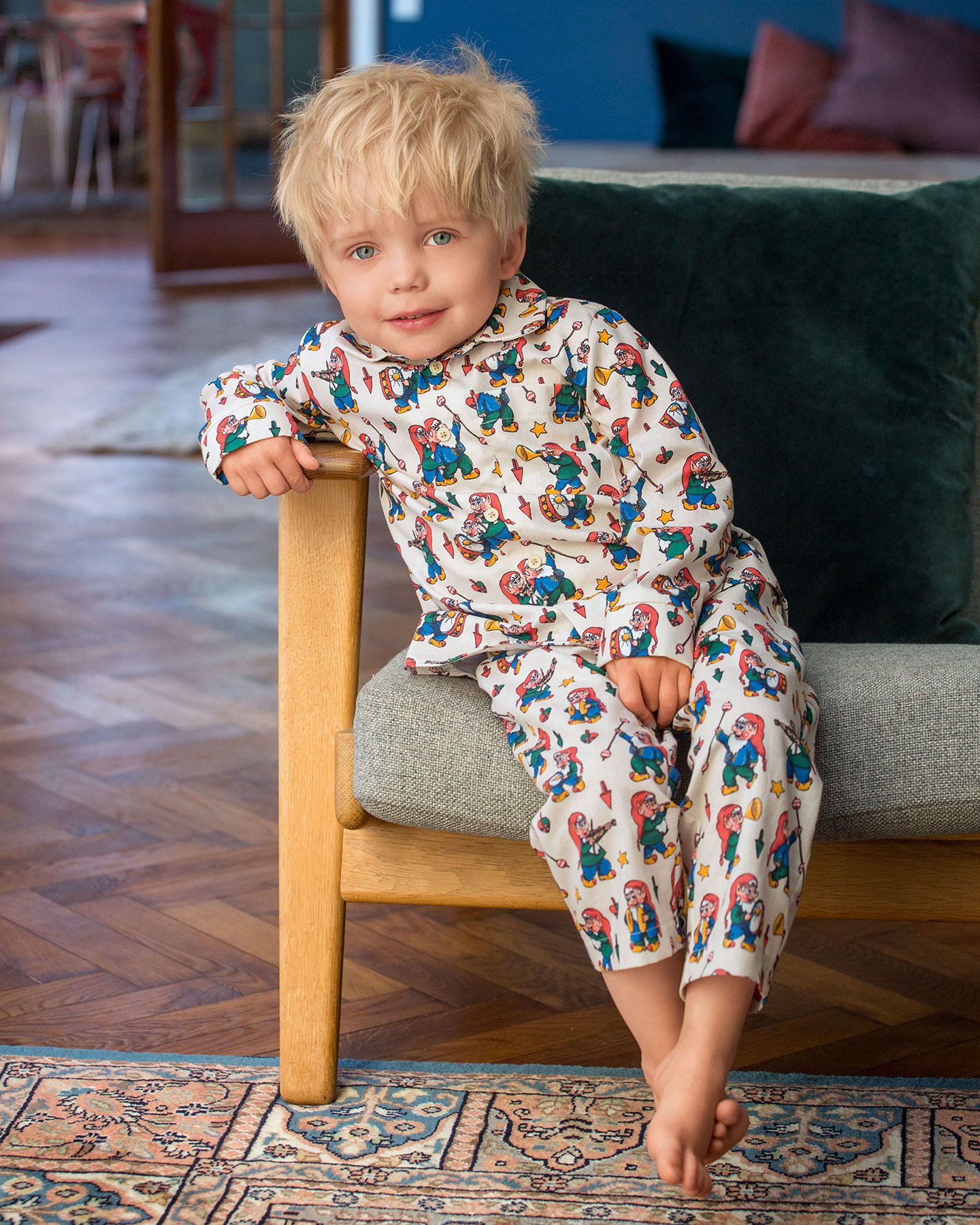 Pyjamas med söta jultomtar p66011_aw22_p135.jpg