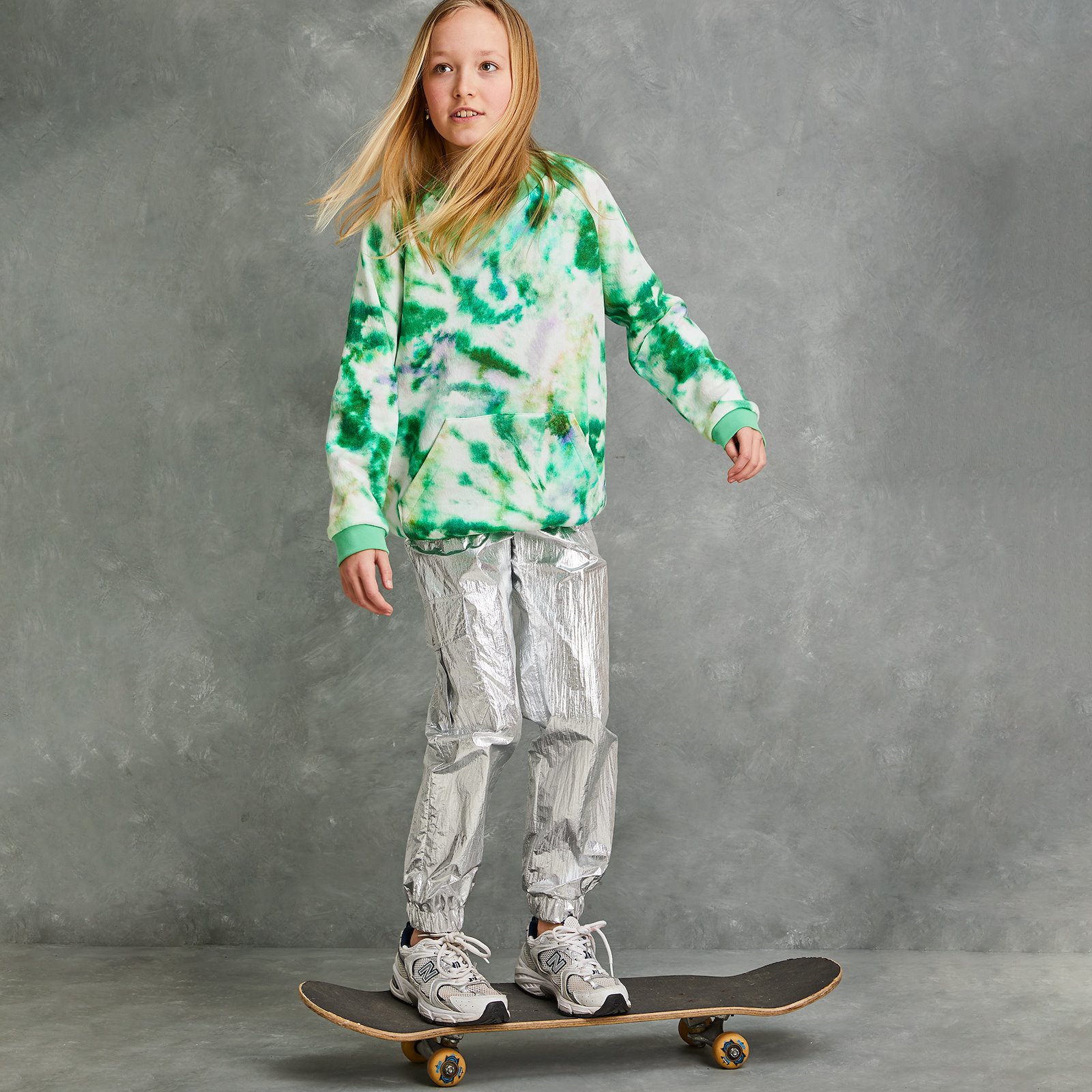 Sweatshirt  med grönt batik tryck ruggad p62015_211948_230701_p60037_600540_bundle