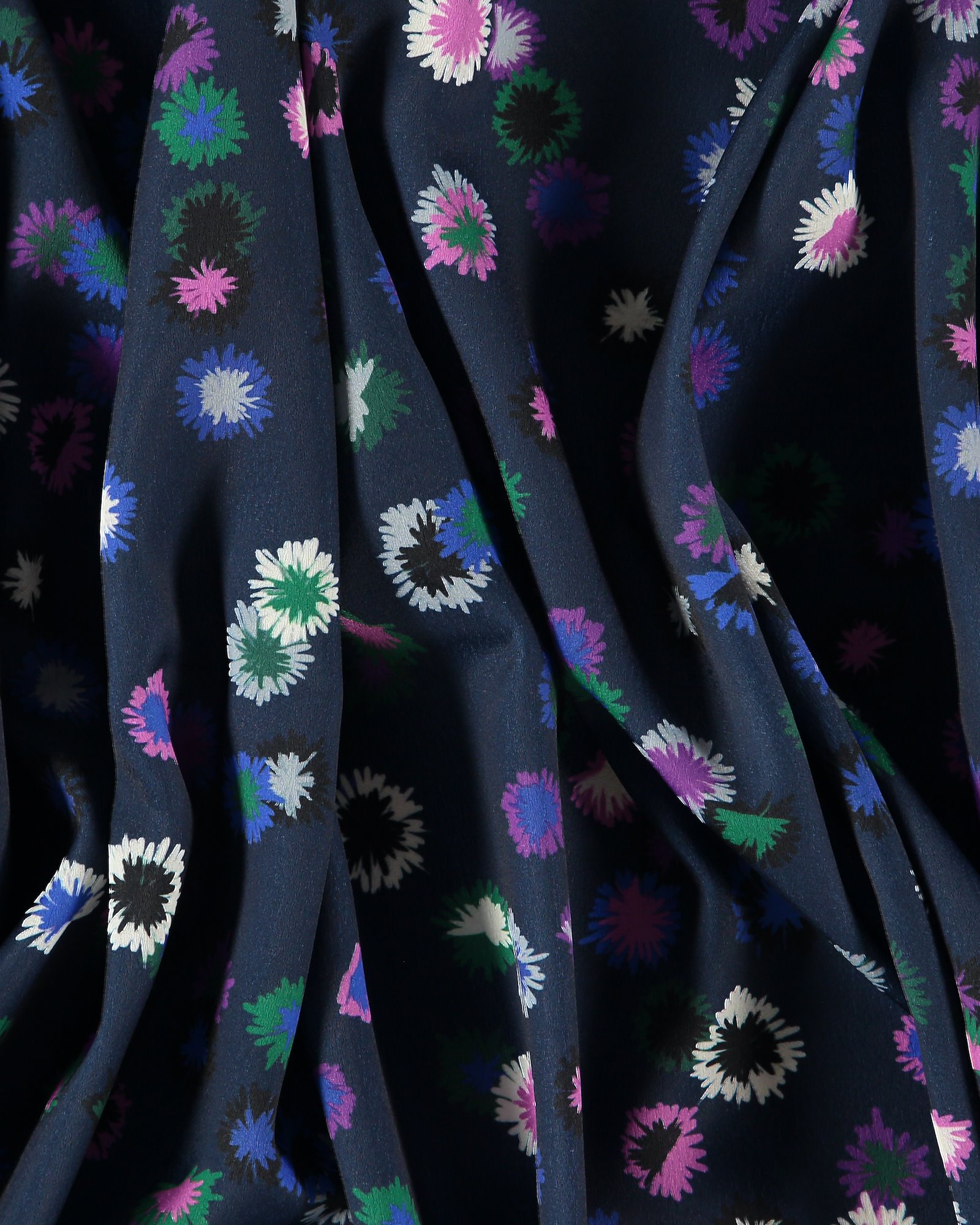 Woven crepe navy with flowers 560255_pack