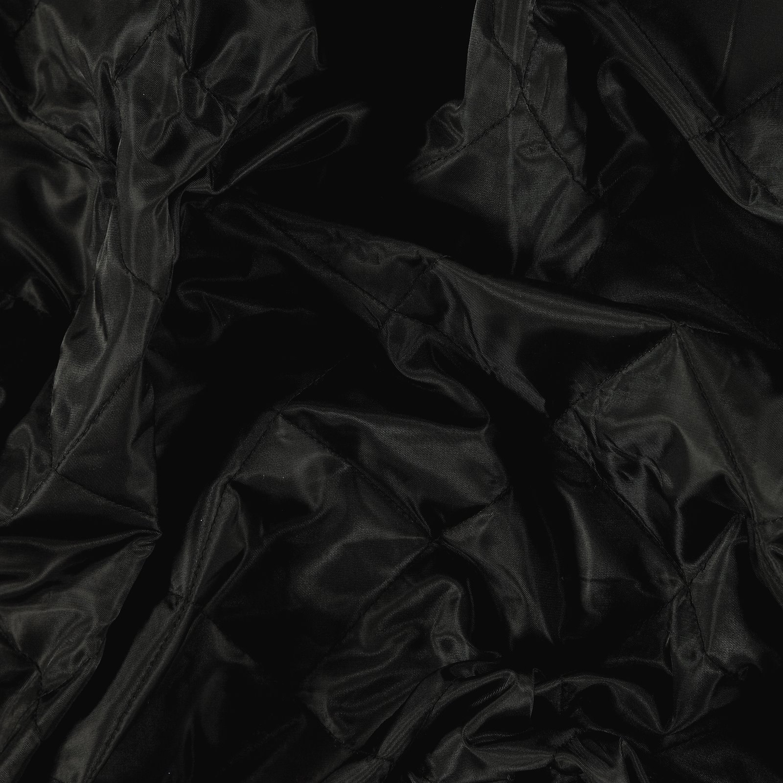 Chăn ép đen là một sản phẩm ấm áp và phù hợp với mọi phong cách trang trí. Với tông màu đen thanh lịch, chăn ép sẽ giúp cho không gian phòng ngủ của bạn trở nên bí ẩn hơn. Hãy xem hình ảnh để tìm cho mình một chiếc chăn ép đen ưng ý.