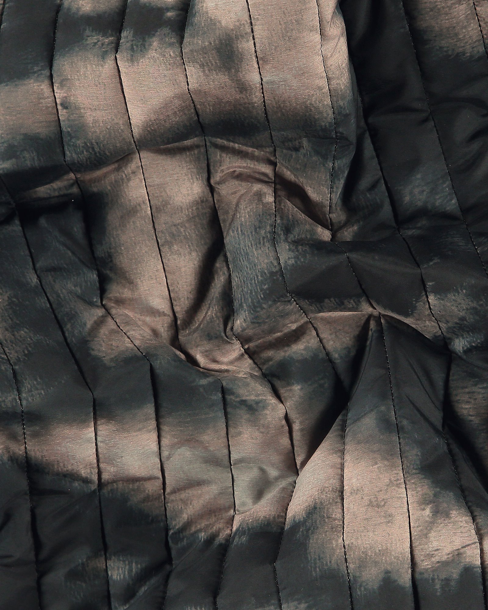 Woven quilt with black/sand batik print 920244_pack